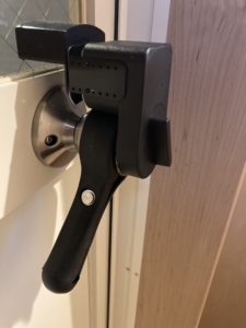 ドアノブに鍵が付いている物への取付